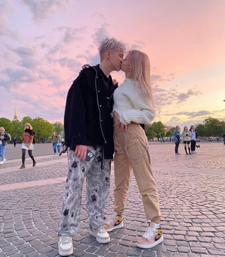 Ваня Дмитриенко со своей девушкой Сашей. Фото: Инстаграм (запрещен в РФ) героя материала