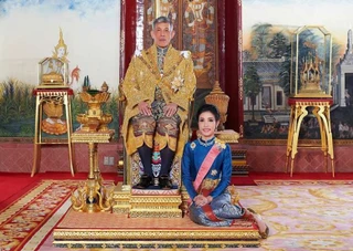 Маха Вачиралонгкорн с Сининат Вонгваджирапакди. Источник: Getty Images