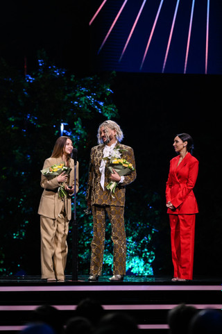 Anna Asti и Филиппу Киркорову певица Алсу вручает награду. Фото: Super / Марченко Александра