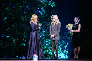 Люся Чеботина получает награду из рук Яны Рудковской.Люся Чеботина на красной дорожке премии «Виктория». Фото: Super / Марченко Александра