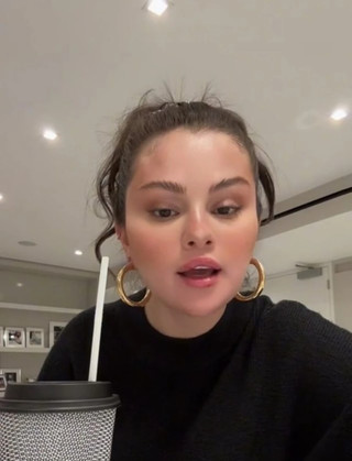 Скриншот из видео, где Селена рассказывает про неудачной ламинированей бровей. Фото: социальные сети