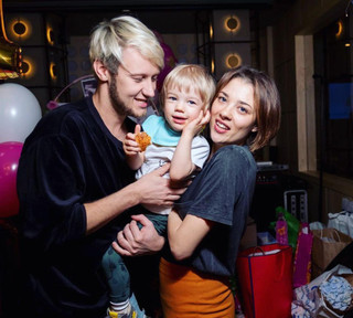 Алексей с Екатериной и сыном. Фото: соцсети