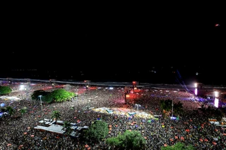 К моменту выступления выбранного для разогрева DJ Pabllo Vittar на пляже уже было яблоку негде упасть. Фото: Getty Images