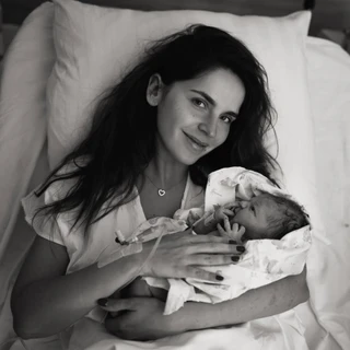 Лиза Моряк с новорожденной дочерью Шарлиз. Фото: Инстаграм* @moryakliza