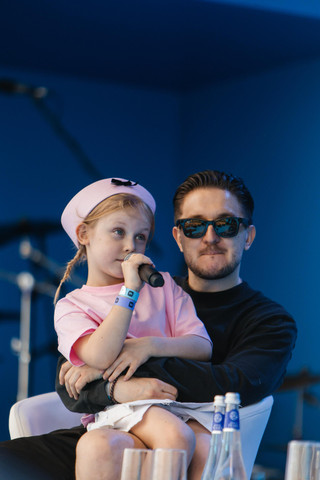 Денис Кукояка с дочкой Василисой на фестивале «Лапки». Фото: пресс-служба