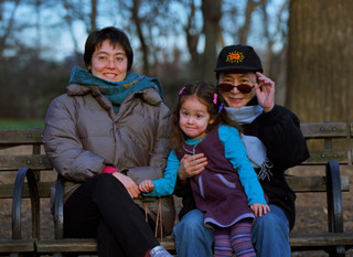 Йоко Оно после воссоединения с Кёко, вместе с внучкой Эми в 2000 году. Фото: Getty Images