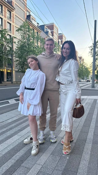 Ксения Малафеева с отцом Вячеславом и его бывшей супругой Екатериной.. Фото: Телеграм @malyshkkkkaa