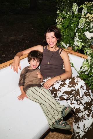 Алина Астровская с сыном. Фото: архив пресс-службы