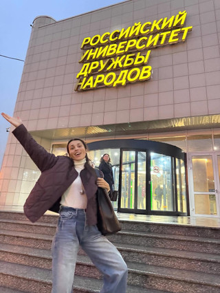 Сати Казанова у здания РУДН. Фото: Инстаграм (запрещён в РФ) @satikazanova