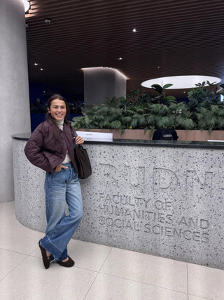 Сати Казанова у здания РУДН. Фото: Инстаграм (запрещён в РФ) @satikazanova