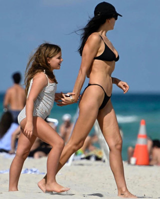 Ирина Шейк с дочкой Леей. Фото: Daily Mail