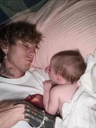 Machine Gun Kelly с дочерью. Фото: Инстаграм (запрещён в РФ) @machinegunkelly