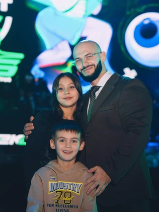 Джиган с детьми. Фото: ТГ-канал @geegunchill