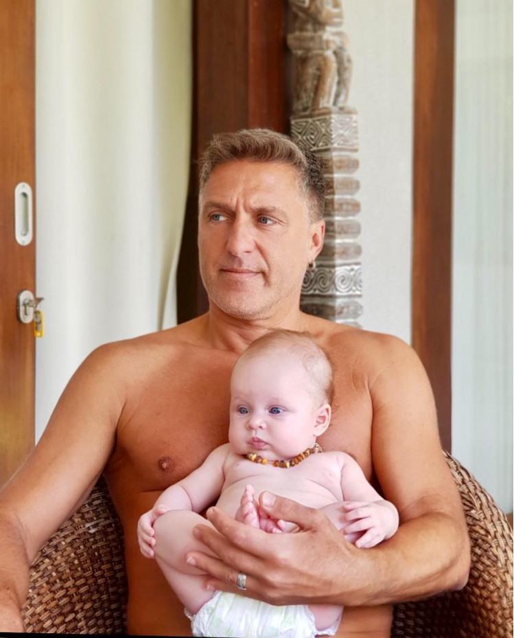 Андрей Соколовский с внучкой Мией. Фото: соцсети