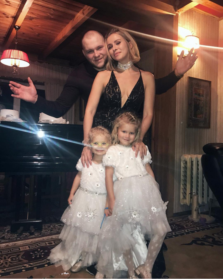 Тата и Сергей Бондарчук с дочерьми Маргаритой и Верой. Фото: соцсети