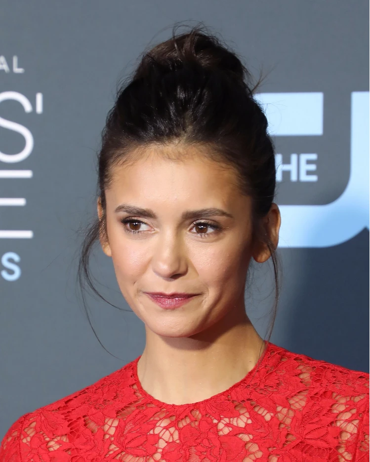 Нина Добрев