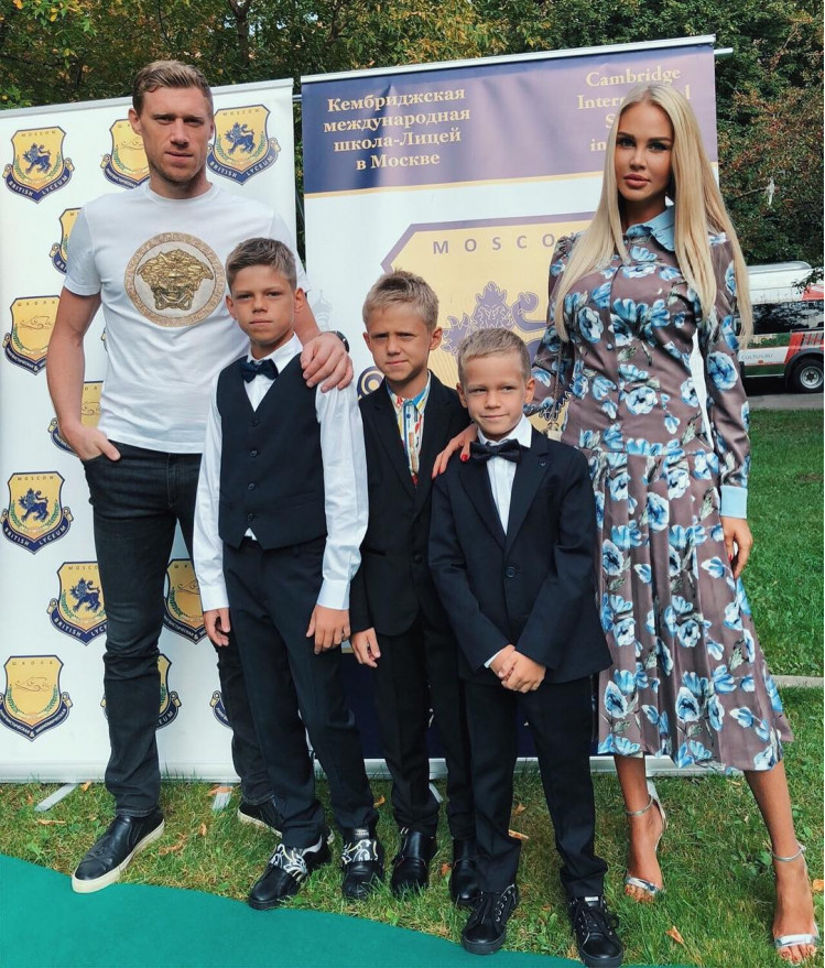 Павел и Мария Погребняк с сыновьями. Фото: Instagram
