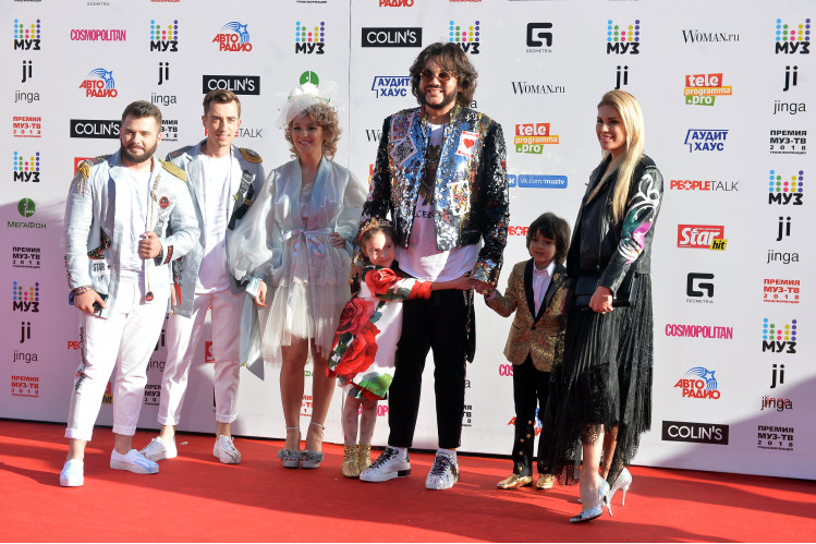 Филипп Киркоров с детьми Аллой-Викторией и Мартином, ди-джеем Катей Гусевой и группой DoReDos. Фото: Super