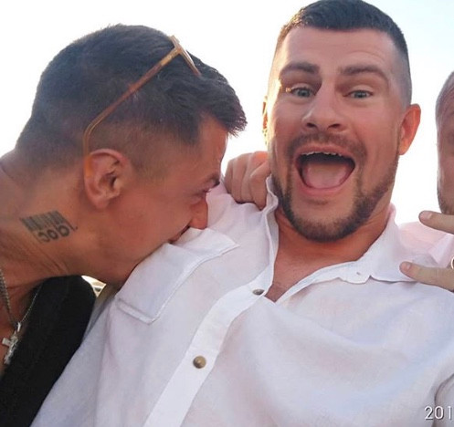 Павел Прилучный с другом Александром Соколовским на свадьбе друзей. Фото: социальные сети