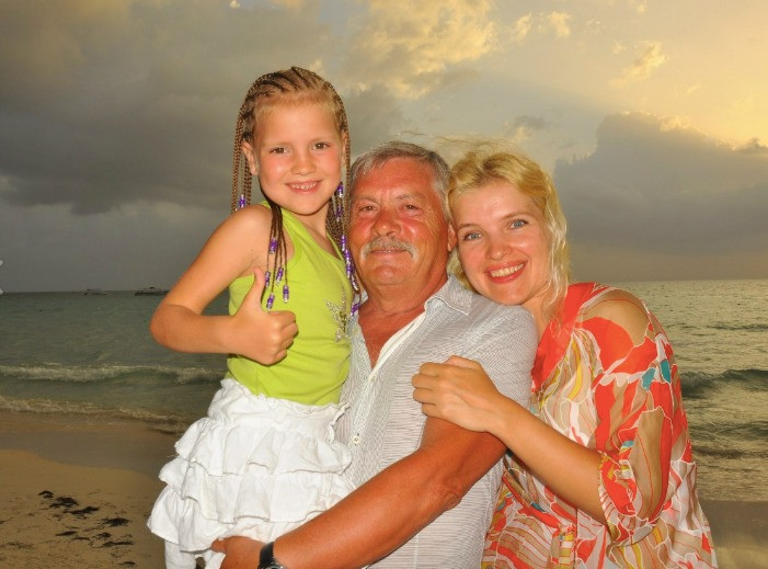 Виктор Филипчук с супругой Алиной и дочерью Аней на отдыхе. Фото: Соцсети