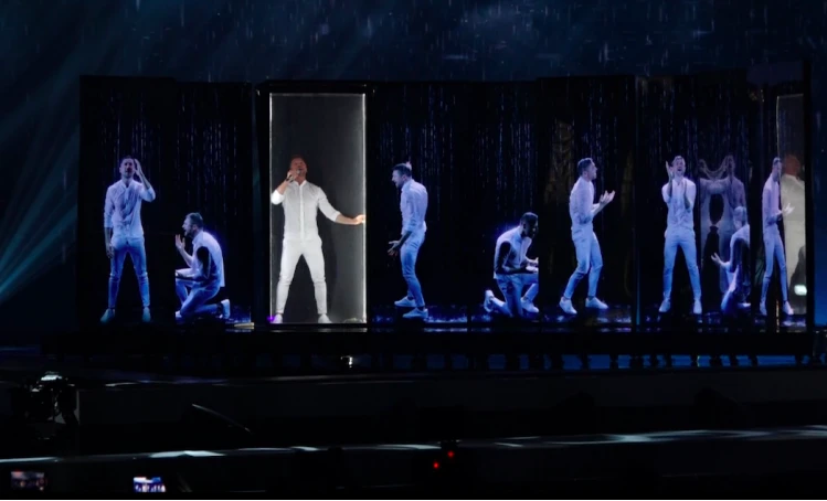 Номер Сергея Лазарева с девятью зеркальными отражениями. Фото: Super