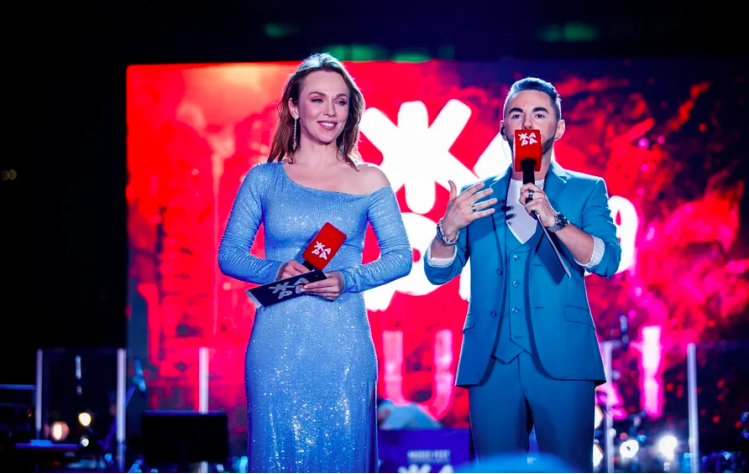 Ведущие «Жары» Тимур Родригез и Альбина Джанабаева. Фото: SUPER