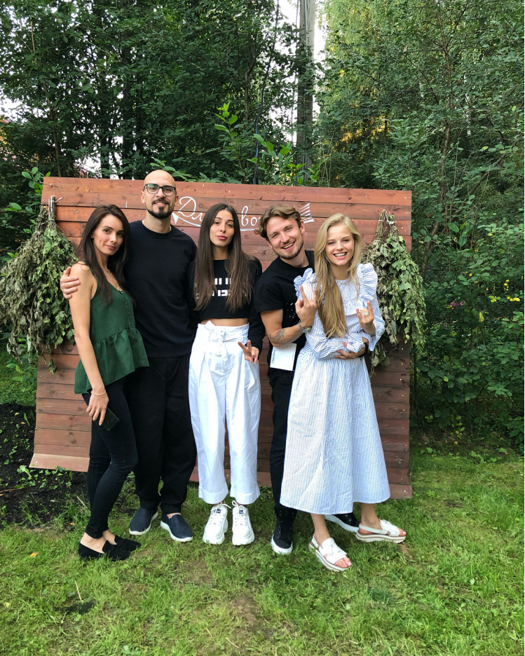 Александра и Евгений (справа), с друзьями Евгения. Фото: Instagram