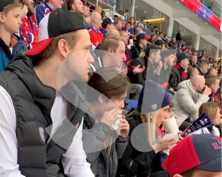 Маша с детьми и Андрей на хоккейном матче. Фото: Super