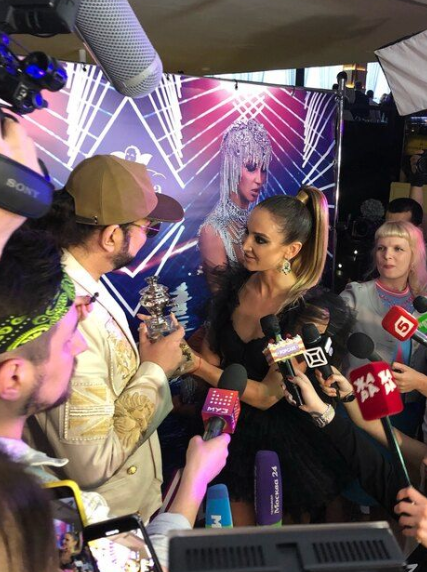 Филипп Киркоров дарит Ольге Бузовой копию главного приза «Евровидения». Фото: Vokrug.tv