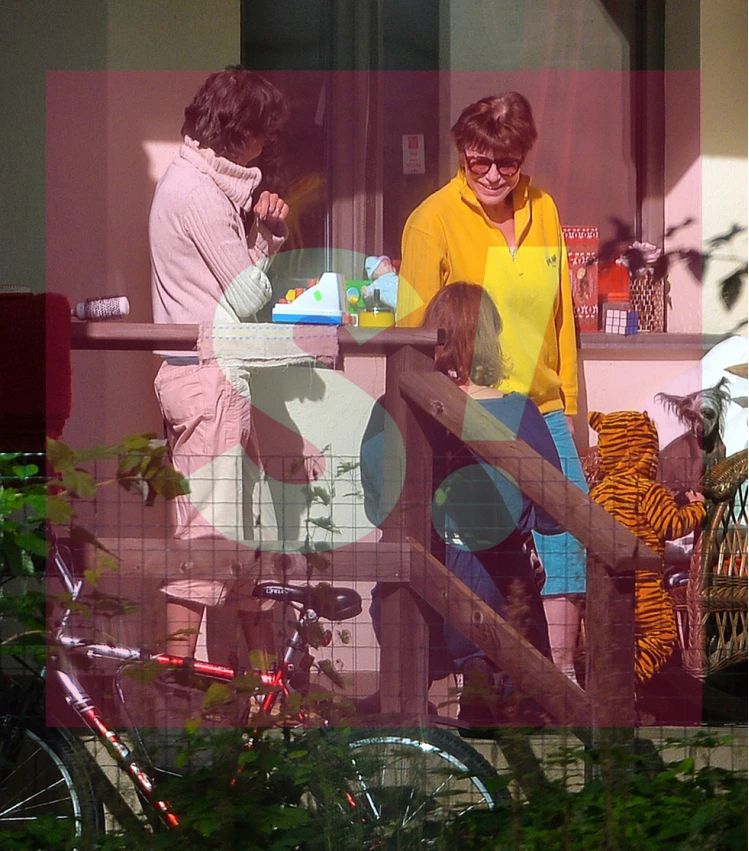 На даче в в Эстонии 62-летняя певица нянчит внука