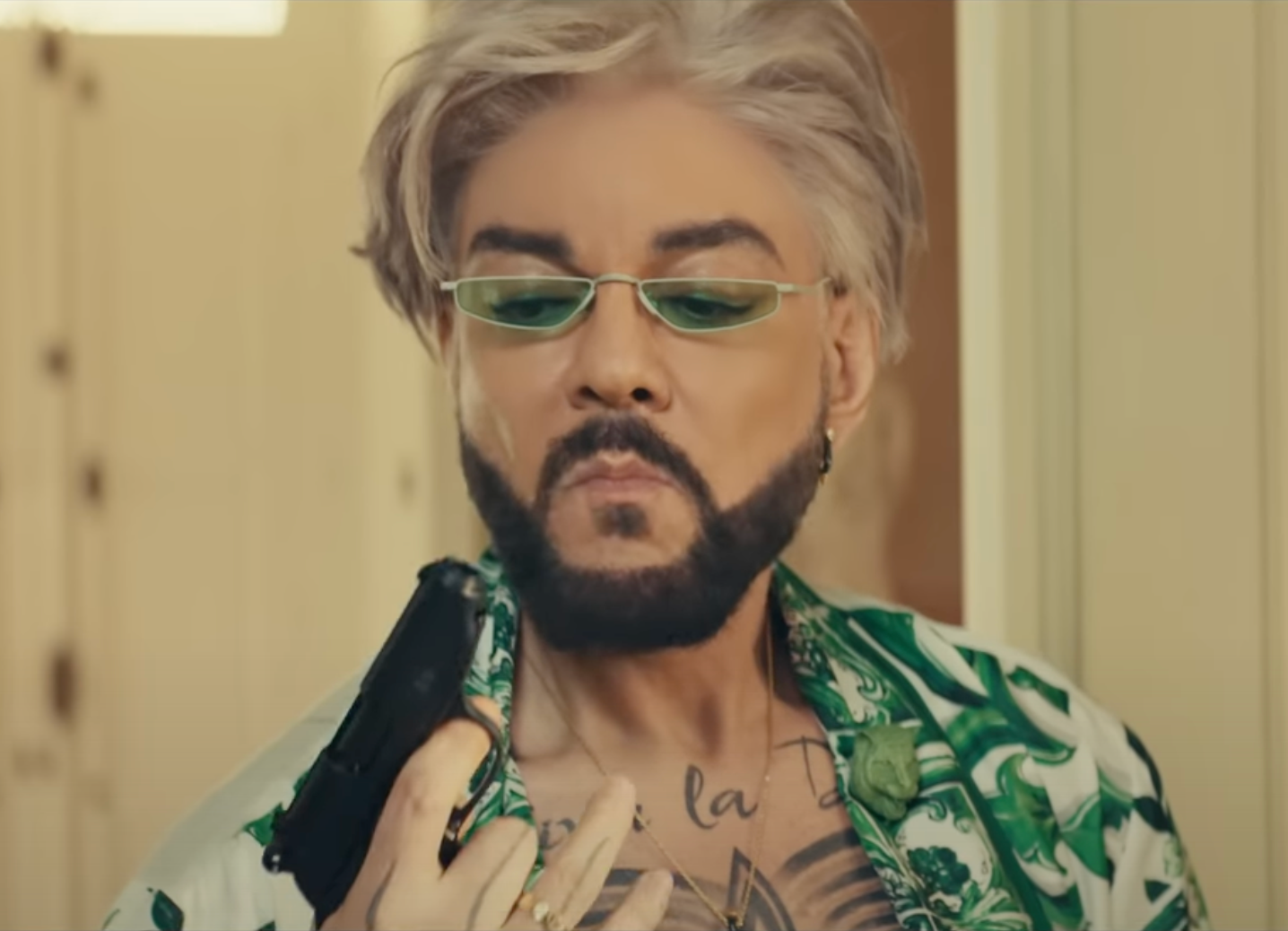 Певец появляется в клипе с оружием. Скриншот: YouTube-канал Филиппа Киркорова