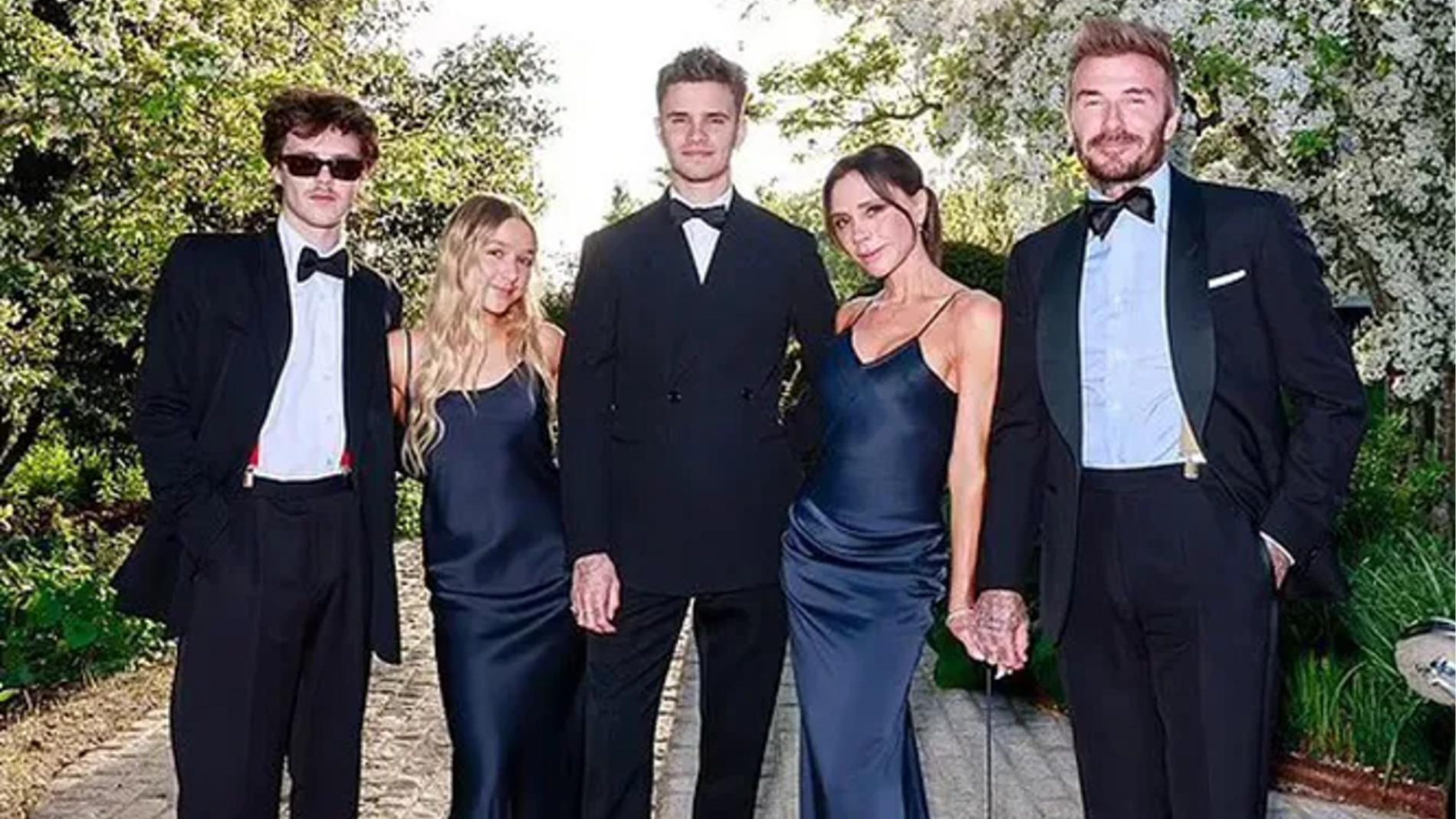 Дэвид и Виктория Бекхэм (справа) Фото: Инстаграм (запрещён в РФ)