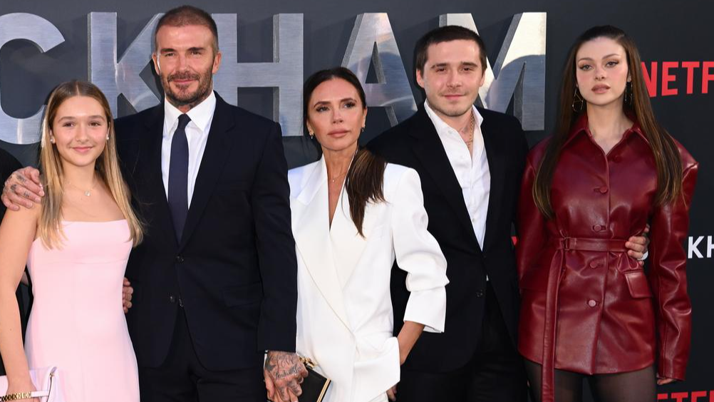 Дэвид и Виктория Бекхэм с детьми Харпер и Бруклином, Никола Пельтц. Фото: Getty Images