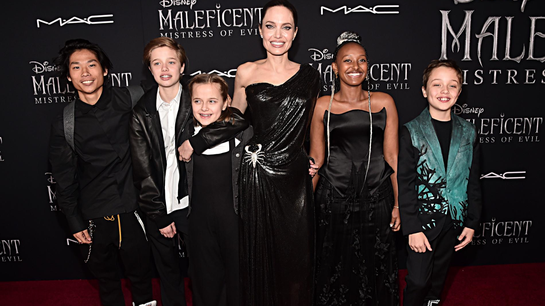 Анджелина Джоли с детьми. Фото: Getty Images