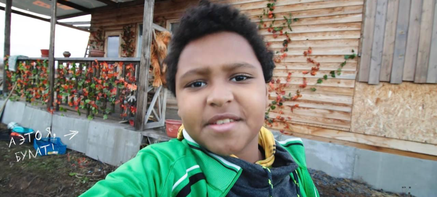 Габриэль Адесокан. Кадр из фильма «Семья года»