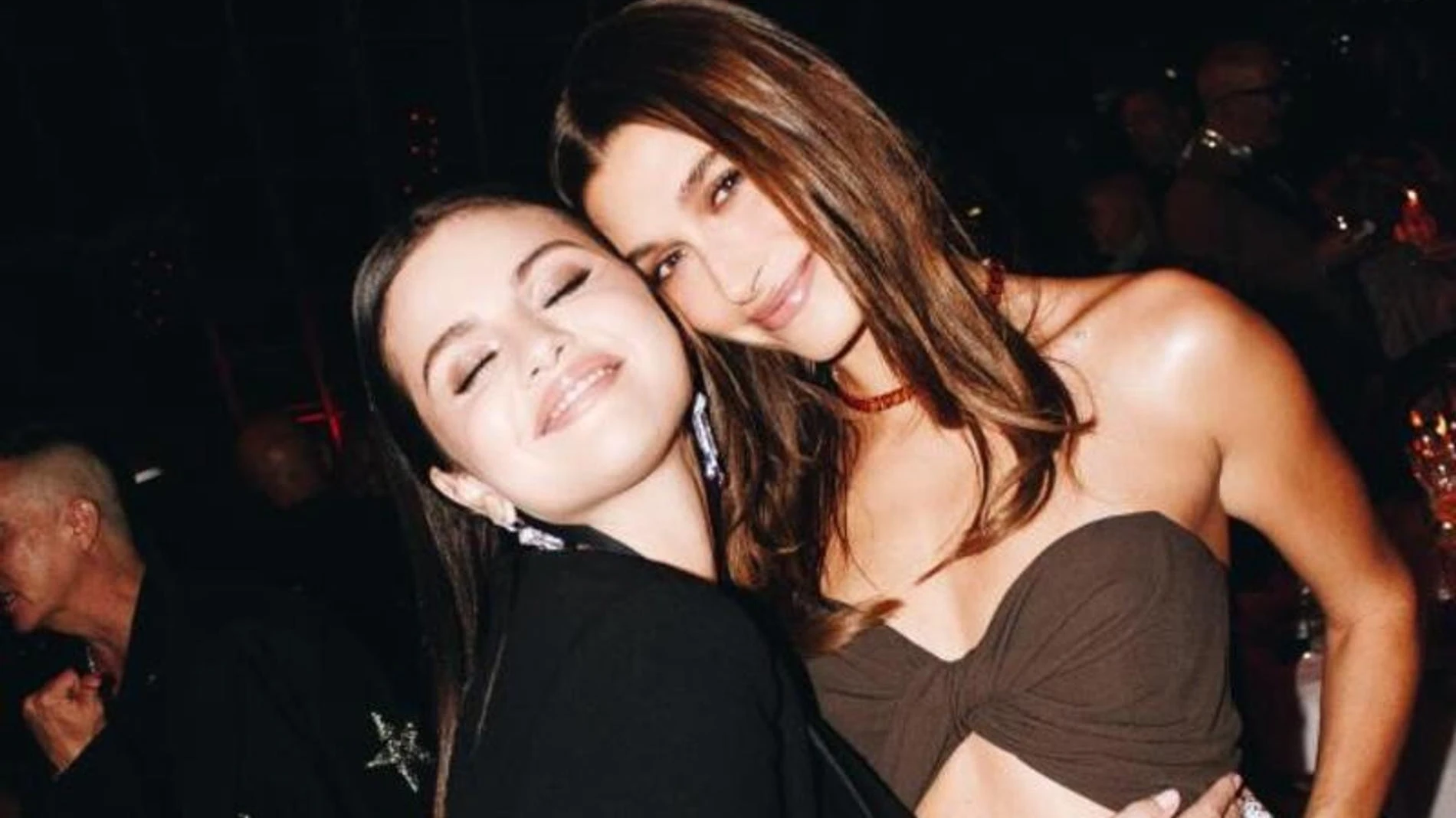 Селена Гомес и Хейли Бибер. Фото: Metro