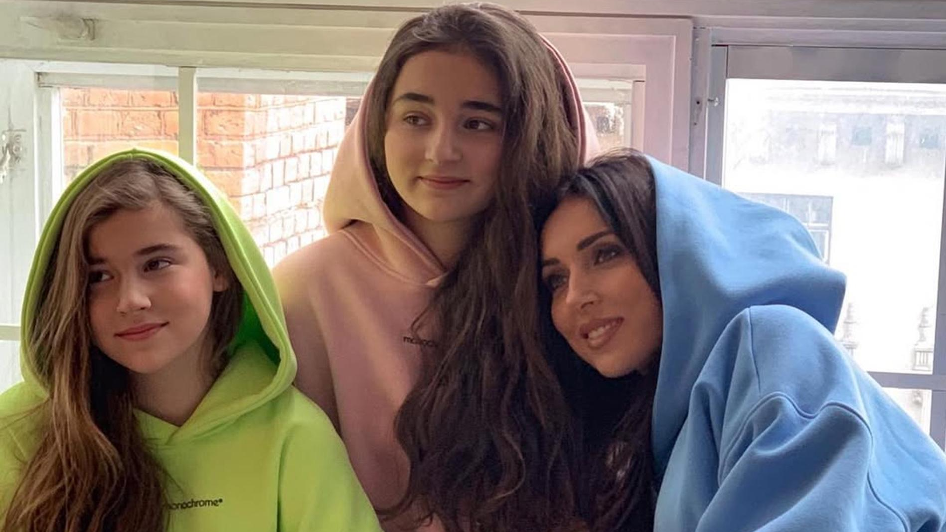 Алсу с дочерьми. Фото: Инстаграм (запрещён в РФ) @mikellaabramova