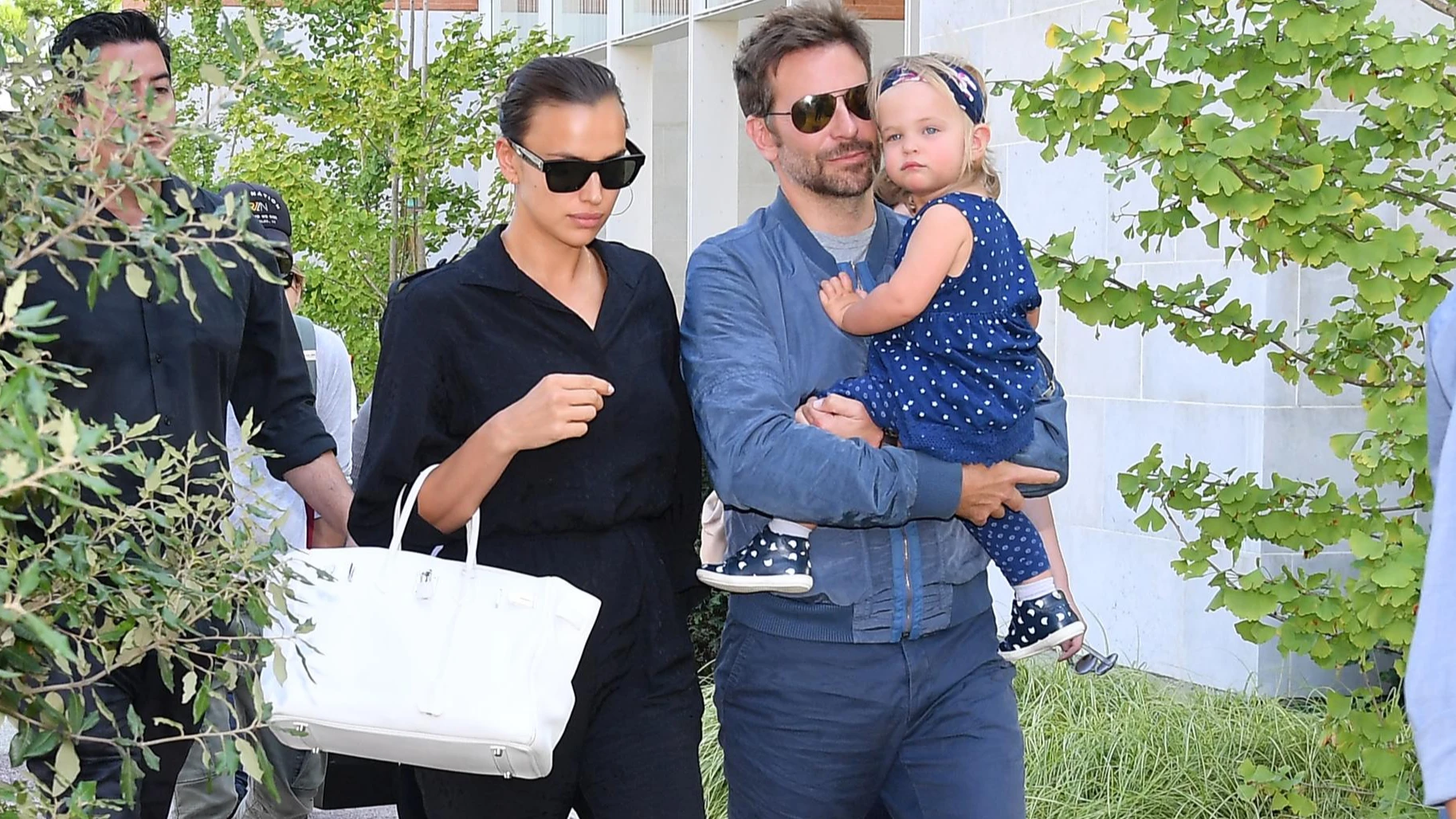 Ирина Шейк и Брэдли Купер с дочерью Леей. Фото: Getty Images