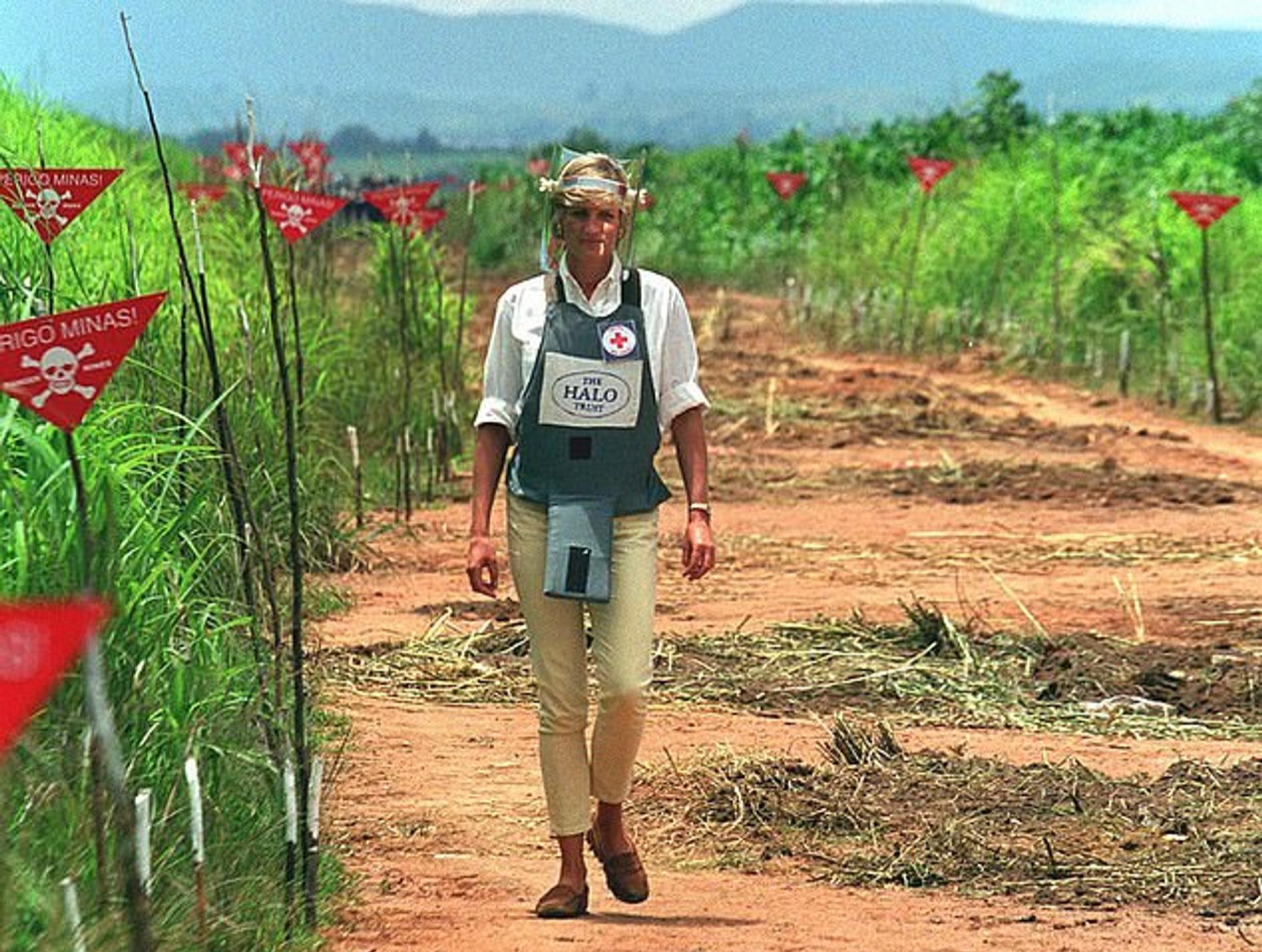 Принцесса Диана с благотворительной миссией в Анголе 28 лет назад Фото: Daily Mail 