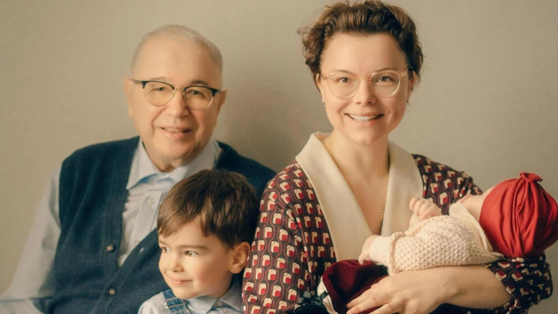 Евгений Петросян и Татьяна Брухунова с детьми. Фото: Инстаграм (запрещён в РФ) @bruhunova