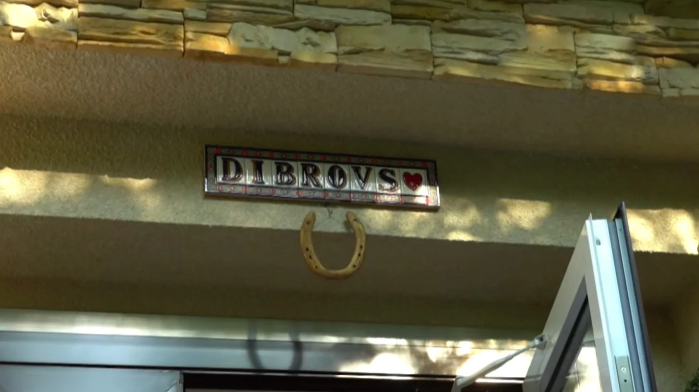 Крыльцо перед домом Дибровых. Фото: НТВ