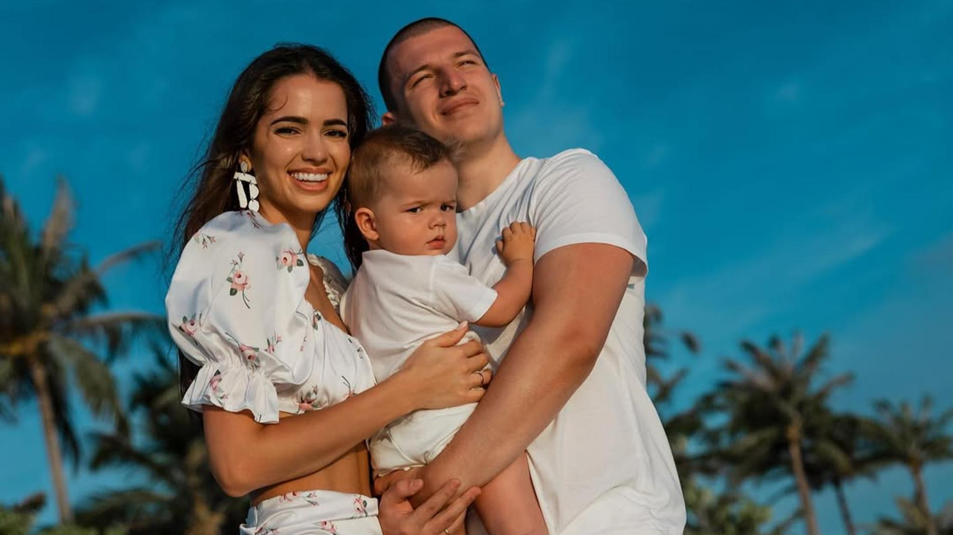 Анна и Аркадий Чекалины с сыном. Фото: Инстаграм (запрещён в РФ) @anna_chek_