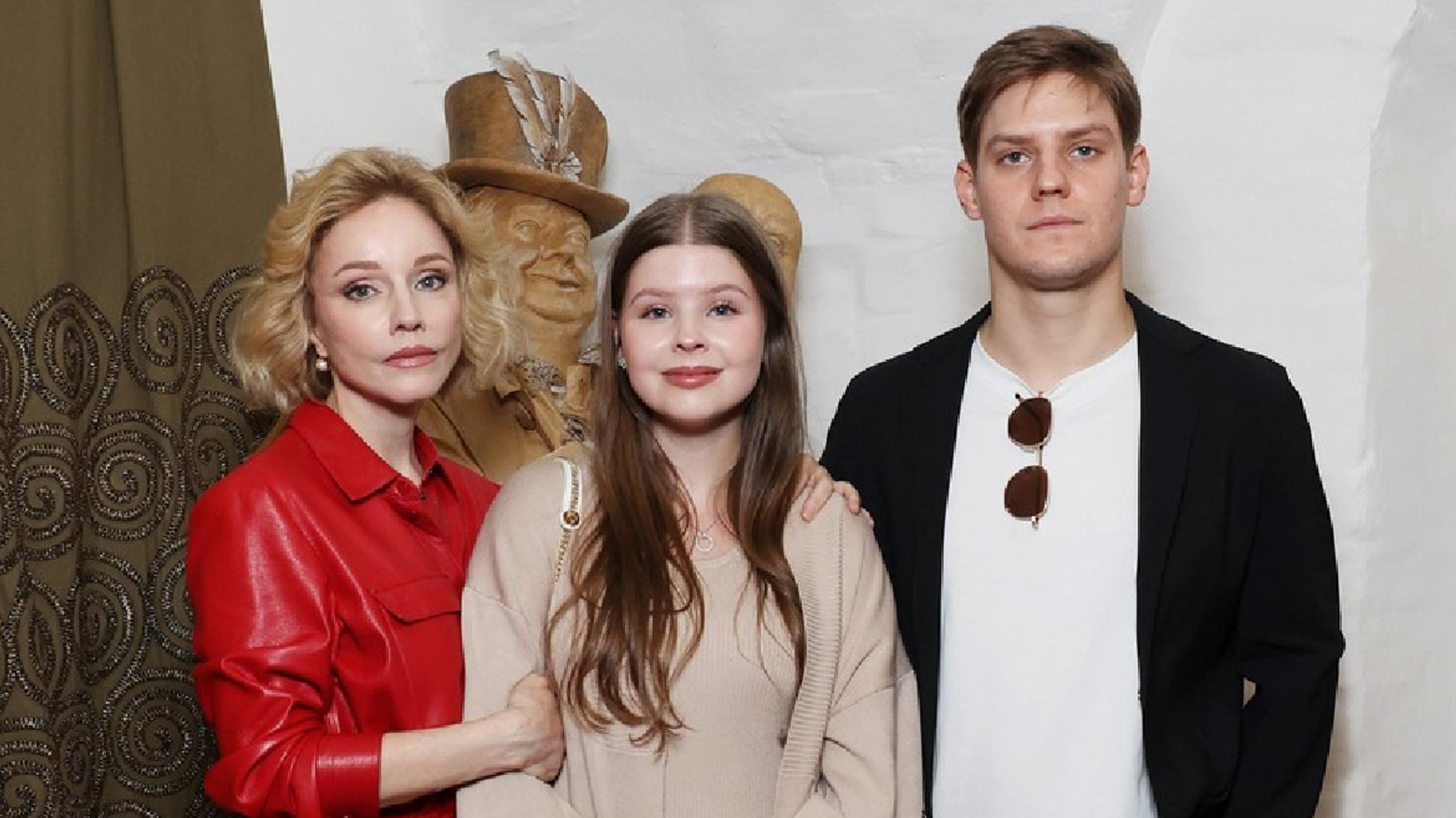 Марина Зудина с детьми. Фото: Инстаграм (запрещён в РФ) @marinazudina_official