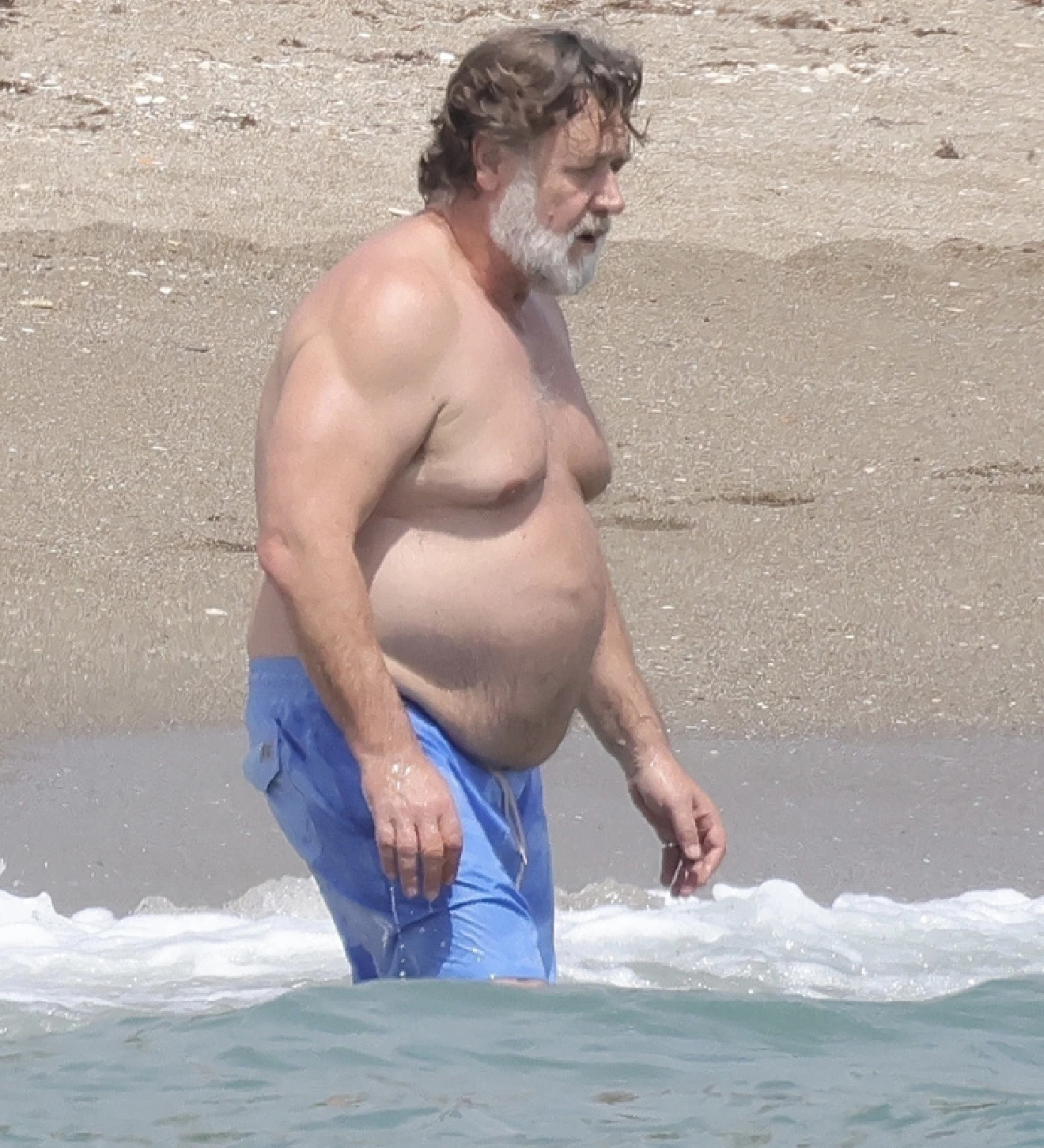 Рассел Кроу на пляже. Скриншот: DailyMail