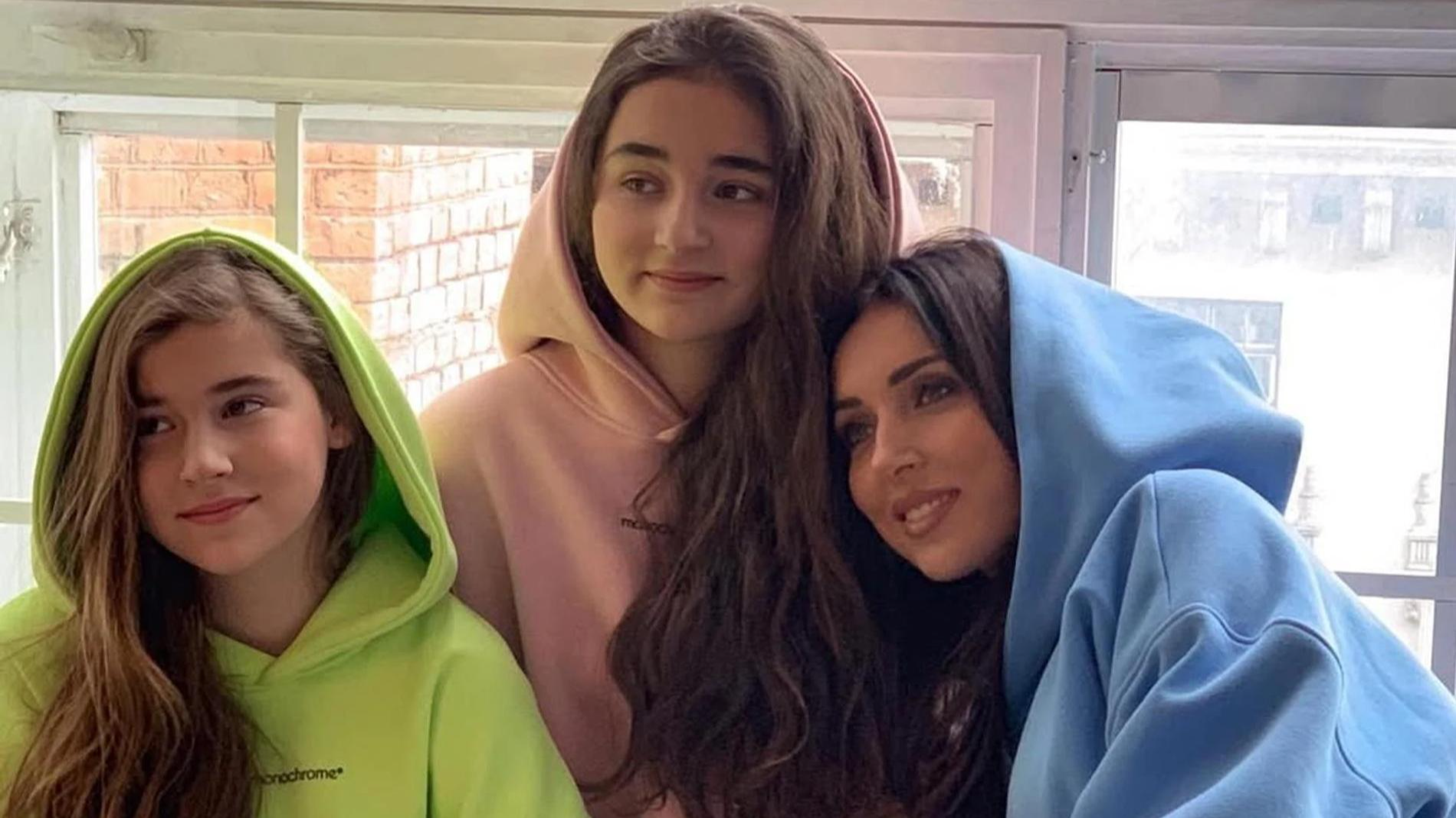 Алсу с дочерьми. Фото: Инстаграм (запрещён в РФ) @mikellaabramova