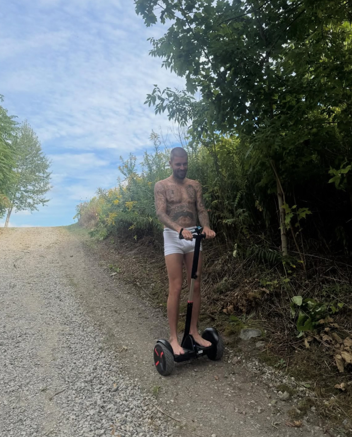 Джастин Бибер катается на сегвее. Фото: Instagram (Запрещён в РФ) @lilbieber