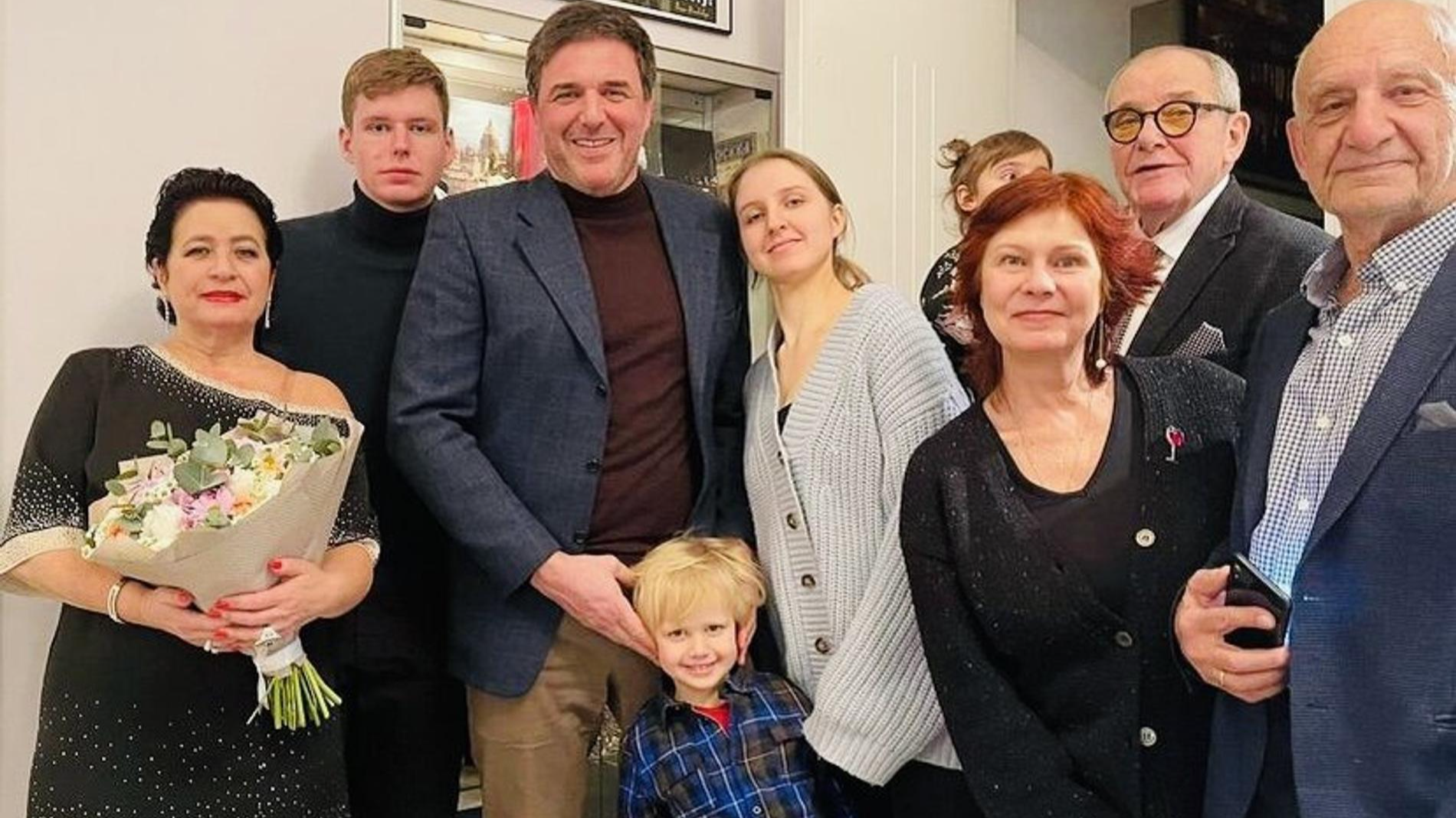 Максим Виторган с близкими. Фото: Инстаграм (запрещён в РФ) @emmanuil_vitorgan  