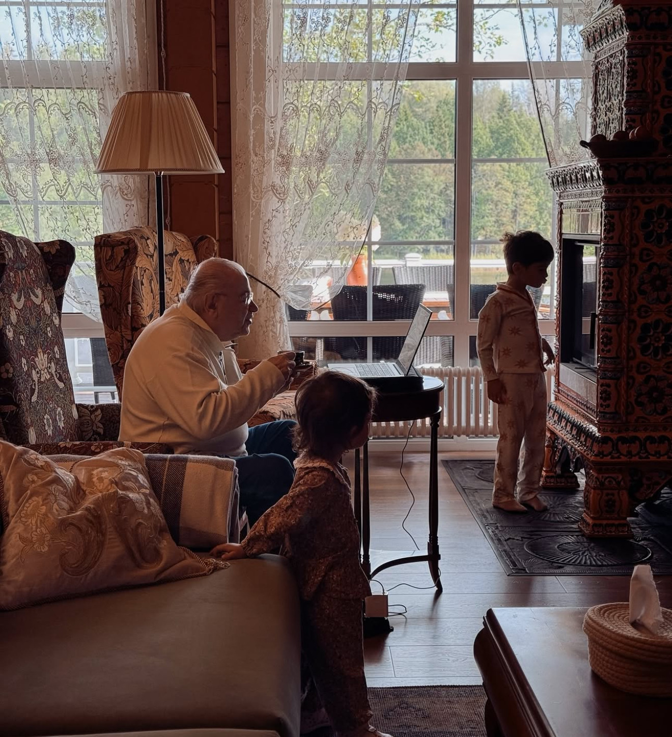 Евгений Петросян со своими детьми. Фото: Instagram (Запрещён в РФ) @petrosyanevgeny