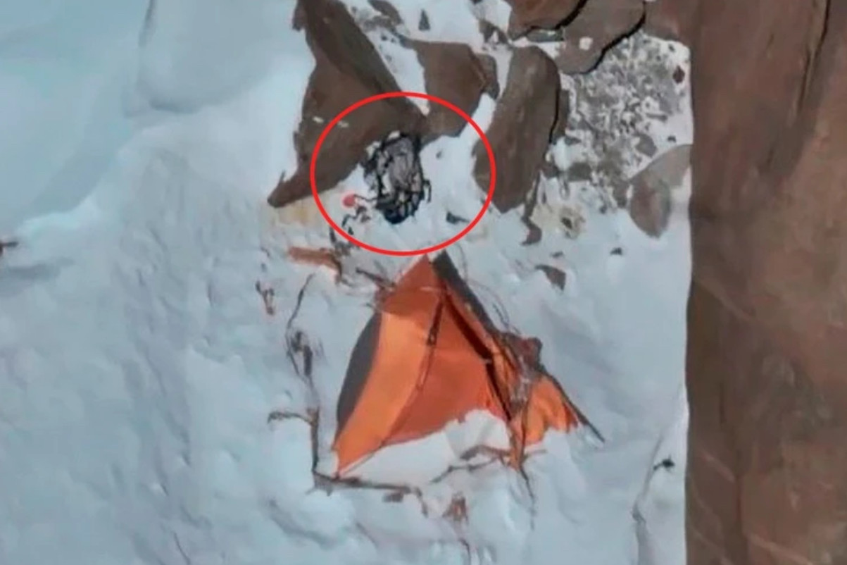 Съёмка 2 сентября — рюкзак стоит у палатки. Фото: скриншот видео Андрея Моглеваного