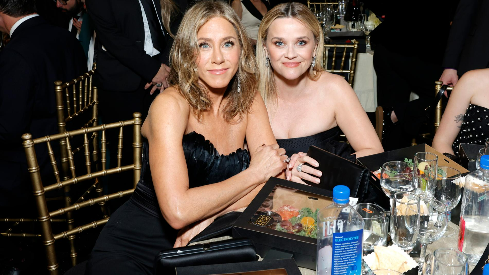 Риз Уизерспун и Дженнифер Энистон. Фото: Getty images